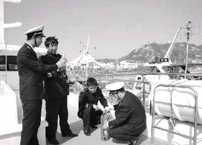 海事人员检查旅游船消防设备·中国水运报数字