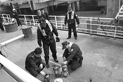 民警在船上检查消防设备·中国水运报数字报·