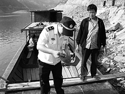 海事人员正在检查渡口船舶消防设备·中国水运