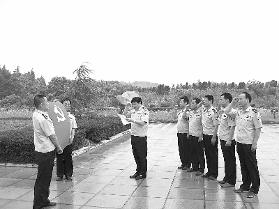 航铜陵派出所组织党员民警来到安庆市独秀园,