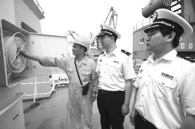 现场执法人员正在检查电煤船舶消防设备·中国