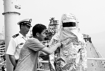 海事执人员正在对能达洲19轮船员进行消防员