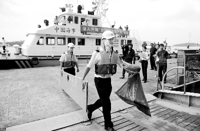 舟山海事局组织开展了船舶防污染检查、打捞海