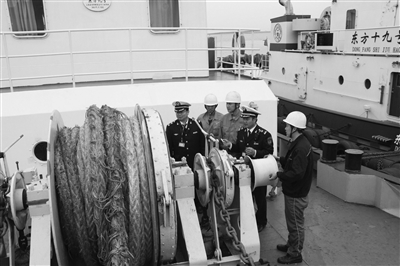 执法人员对施工船舶设备进行安全检查 --中国水