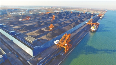 在河北港口集团秦皇岛港煤码头,一道犹如城墙