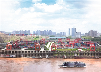 重庆寸滩港区集装箱码头.